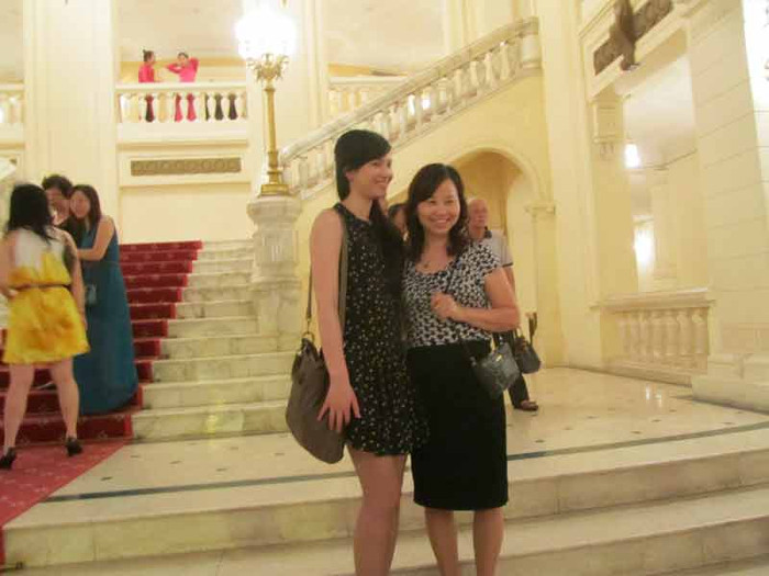 Có một gia đình tổ chức mừng sinh nhật cho người mẹ bằng việc đi xem đêm nhạc "Cầm tay mùa hè". Trong ảnh: Hai mẹ con tranh thủ chụp hình kỷ niệm Có một gia đình tổ chức mừng sinh nhật cho người mẹ bằng việc đi xem đêm nhạc "Cầm tay mùa hè". Trong ảnh: Hai mẹ con tranh thủ chụp hình kỷ niệm