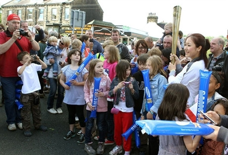 Nụ cười tươi tắn, rạng rỡ của Ngô Phương Lan trên đường rước đuốc Nụ cười tươi tắn, rạng rỡ của Ngô Phương Lan trên đường rước đuốc