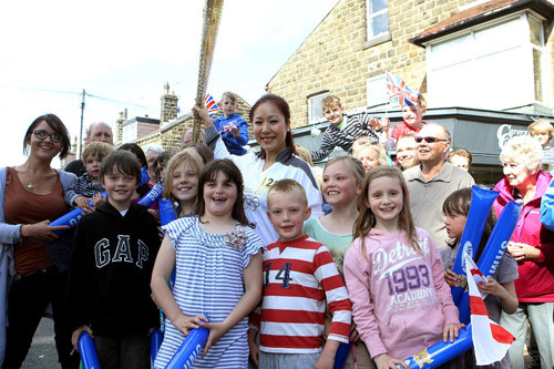 Nụ cười tươi tắn, rạng rỡ của Ngô Phương Lan trên đường rước đuốc Nụ cười tươi tắn, rạng rỡ của Ngô Phương Lan trên đường rước đuốc