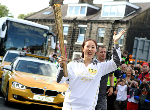 Nụ cười tươi tắn, rạng rỡ của Ngô Phương Lan trên đường rước đuốc Nụ cười tươi tắn, rạng rỡ của Ngô Phương Lan trên đường rước đuốc