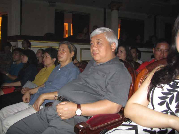 Bầu Kiên xuất hiện trên hàng ghế khán giả. Tuy là người "thét ra lửa" trong giới túc cầu nhưng đến với âm nhạc của hai nữ diva, ông tỏ ra rất say mê. Bầu Kiên xuất hiện trên hàng ghế khán giả. Tuy là người "thét ra lửa" trong giới túc cầu nhưng đến với âm nhạc của hai nữ diva, ông tỏ ra rất say mê.