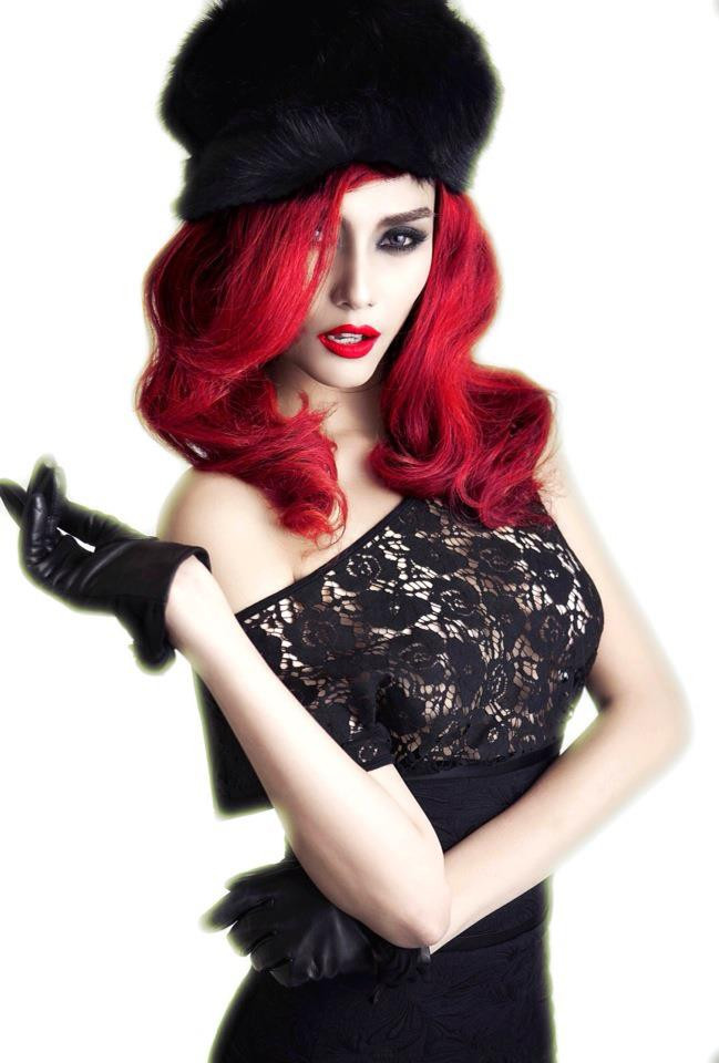 Sau một thời gian vắng bóng trên các sàn diễn thời trang Việt, Hoàng Yến khiến nhiều người phải ngỡ ngàng bởi ngoại hình thay đổi quá nhanh, từ một siêu mẫu đầy đặn, cô trở nên gầy hốc hác. Sau một thời gian vắng bóng trên các sàn diễn thời trang Việt, Hoàng Yến khiến nhiều người phải ngỡ ngàng bởi ngoại hình thay đổi quá nhanh, từ một siêu mẫu đầy đặn, cô trở nên gầy hốc hác.