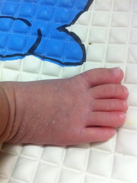 Bé Ngọc Uyên khoe chân