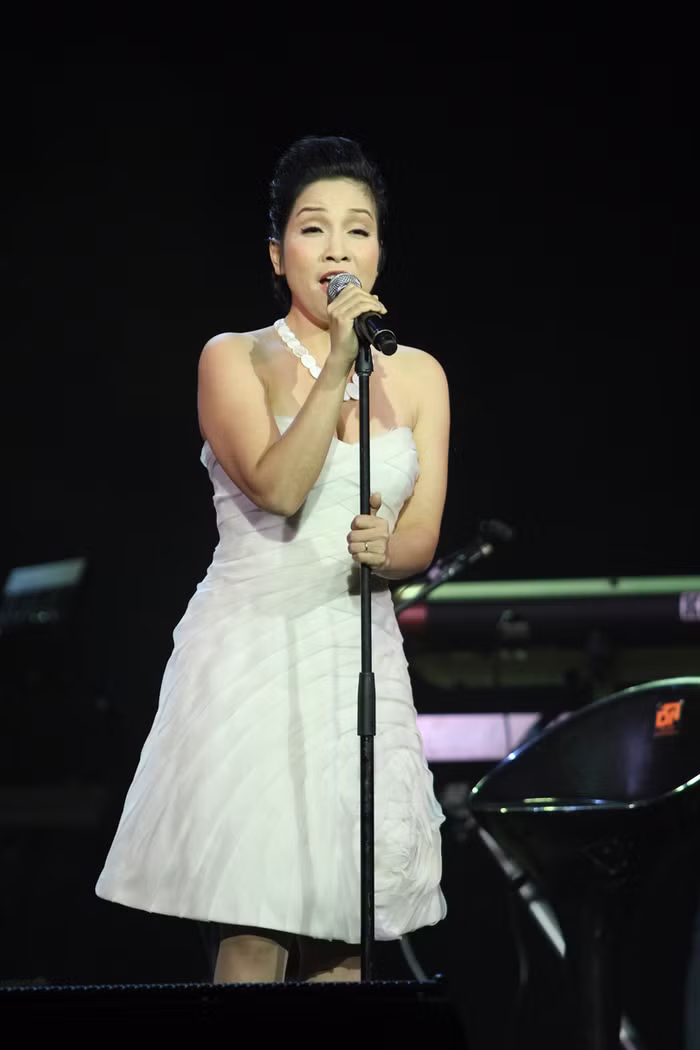 Hai diva làm sân khấu bùng nổ.