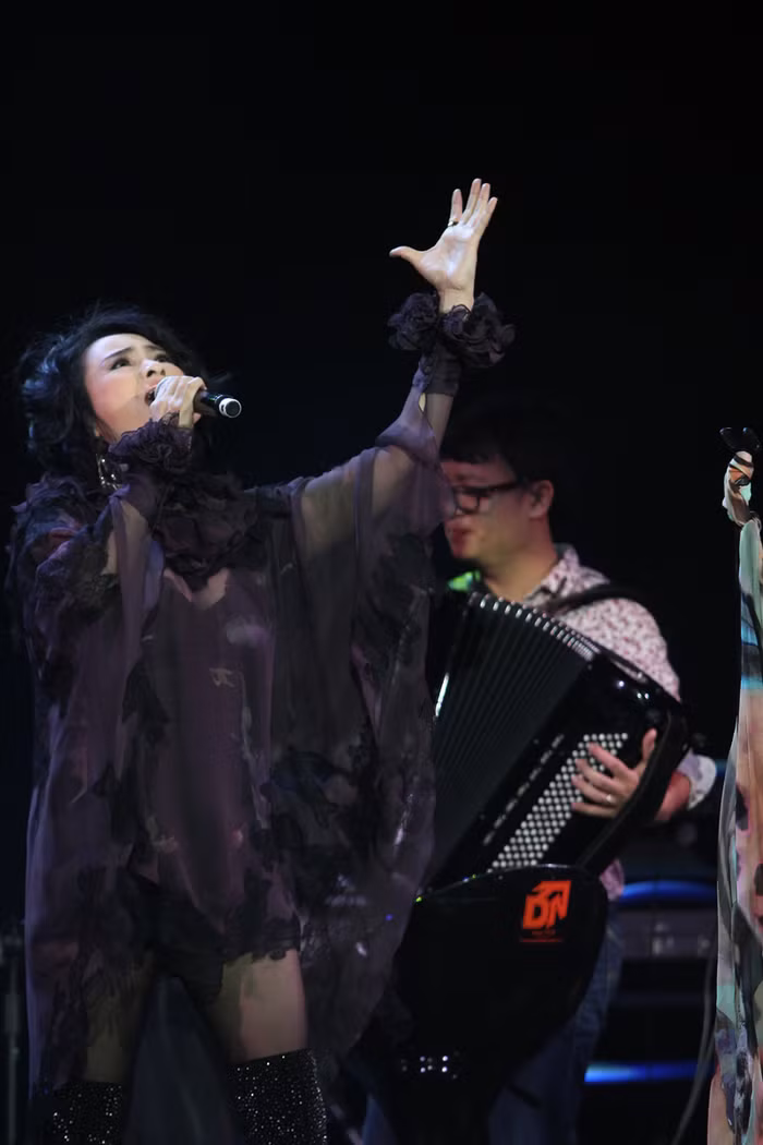 Thanh Lam thể hiện sự sôi nổi của mình.