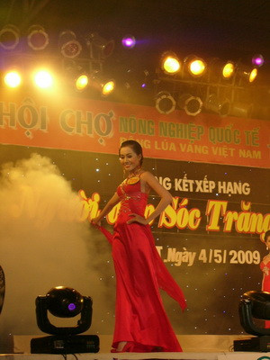 Mỹ Xuân trong phần thi trang phục dạ hội. Mỹ Xuân trong phần thi trang phục dạ hội.