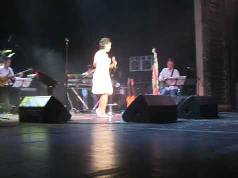 Mỹ Linh thường nhìn về phía Anh Quân khi biểu diễn Mỹ Linh thường nhìn về phía Anh Quân khi biểu diễn