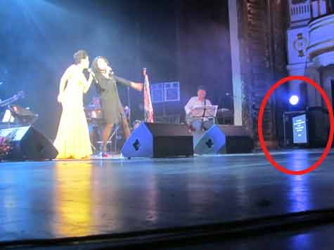 Những chiếc màn hình này hỗ trợ Mỹ Linh không quên lời và kịch bản. Những chiếc màn hình này hỗ trợ Mỹ Linh không quên lời và kịch bản.