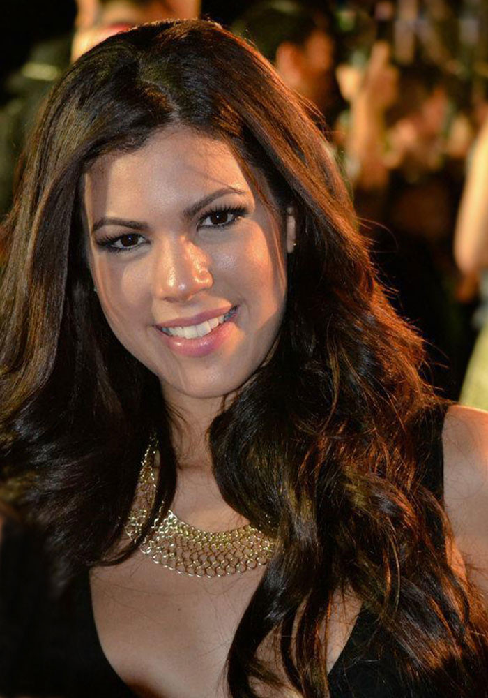 Lucianette Verhoeks là một người hòa đồng, lôi cuốn và vui vẻ. Lucianette Verhoeks là một người hòa đồng, lôi cuốn và vui vẻ.