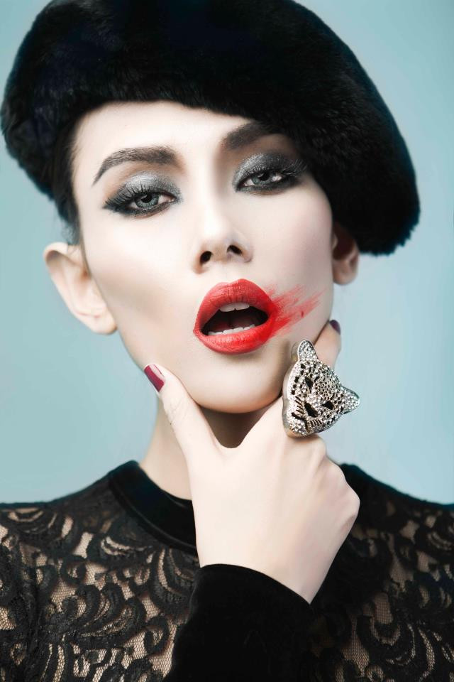 Nhưng để có được thân hình "chuẩn" của một siêu mẫu quốc tế như vậy, Võ Hoàng Yến đã thực hiện một chế độ ăn kiêng rất nghiêm ngặt. Nhưng để có được thân hình "chuẩn" của một siêu mẫu quốc tế như vậy, Võ Hoàng Yến đã thực hiện một chế độ ăn kiêng rất nghiêm ngặt.