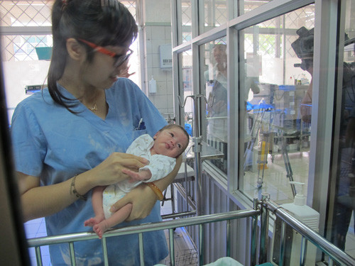 Bé Vũ Đăng được cứu sống hi hữu sau 3 tháng sống trong bụng người mẹ bị hôn mê Bé Vũ Đăng được cứu sống hi hữu sau 3 tháng sống trong bụng người mẹ bị hôn mê