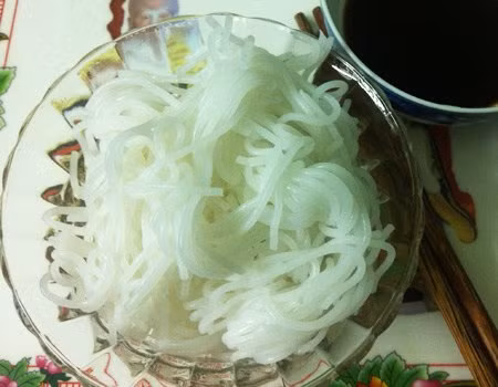 buntuoi-1371021579_500x0.jpg Bún có màu trắng bất thường có thể chứa hóa chất gây độc. Ảnh minh họa: Cao Lâm.