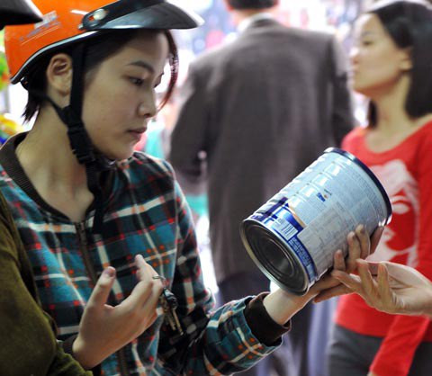 Qua nhiều lần tăng giá, sữa giờ đây trở thành mặt hàng xa xỉ, cần phải cắt giảm đối với nhiều người tiêu dùng. Ảnh: Hoàng Hà Qua nhiều lần tăng giá, sữa giờ đây trở thành mặt hàng xa xỉ, cần phải cắt giảm đối với nhiều người tiêu dùng. Ảnh: Hoàng Hà