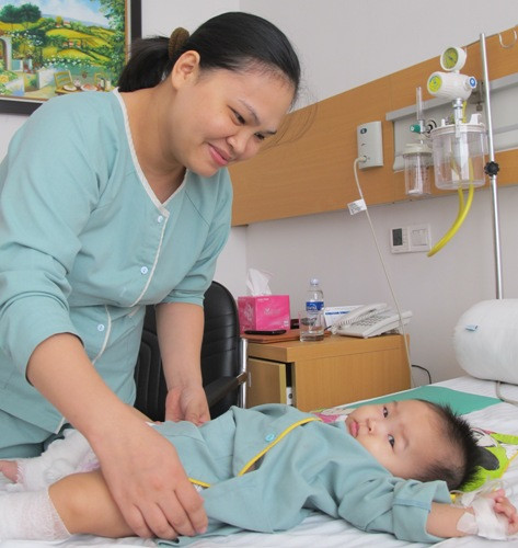 Ba tháng đầu tiên trong cuộc đời bé Yến Nhi với chị Nga như nhích hàng ngày, như khả năng phục hồi chậm chạp của bé Nhi. Ba tháng đầu tiên trong cuộc đời bé Yến Nhi với chị Nga như nhích hàng ngày, như khả năng phục hồi chậm chạp của bé Nhi.