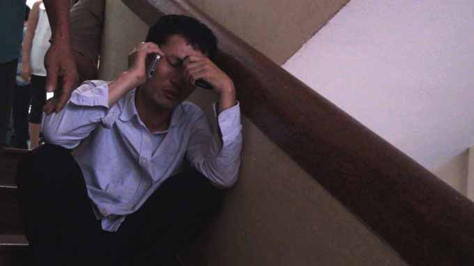 Anh Võ Thanh Việt (bố cháu Thanh) đau khổ tột cùng khi biết con gái anh đã mất - Ảnh : Đại Việt