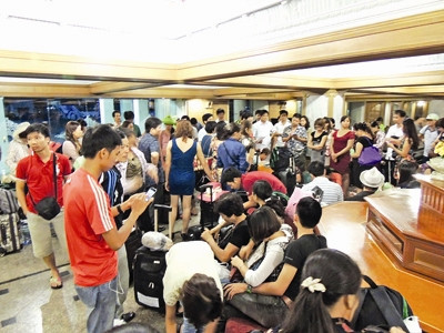 Du khách mua tour từ công ty Travel Life vạ vật tại sân bay Bangkok. Ảnh: Tiền Phong.