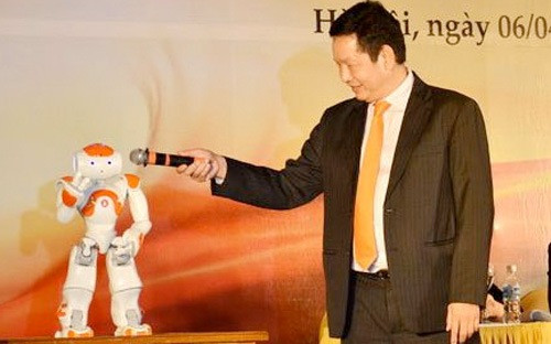 Ông Trương Gia Bình và chú robot Smartoshin, tại đại hội cổ đông của FPT diễn ra hôm 6/4 vừa qua. Ông Trương Gia Bình và chú robot Smartoshin, tại đại hội cổ đông của FPT diễn ra hôm 6/4 vừa qua.
