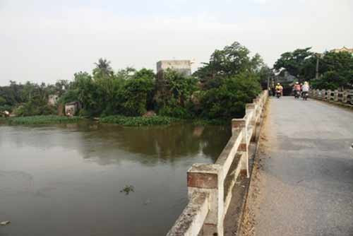 Đoạn sông chảy qua tỉnh Thái Bình đang xôn xao tin đồn nhóm người lạ thả cua có nguồn gốc Trung Quốc gây ung thư, vô sinh... Đoạn sông chảy qua tỉnh Thái Bình đang xôn xao tin đồn nhóm người lạ thả cua có nguồn gốc Trung Quốc gây ung thư, vô sinh...