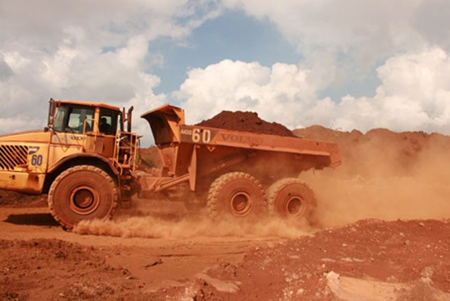 Sau khi khai thác, quặng bauxite sẽ được vận chuyển đến kho chứa quặng nguyên khai hoặc đổ trực tiếp vào bunke nhà máy tuyển. Sau khi khai thác, quặng bauxite sẽ được vận chuyển đến kho chứa quặng nguyên khai hoặc đổ trực tiếp vào bunke nhà máy tuyển.