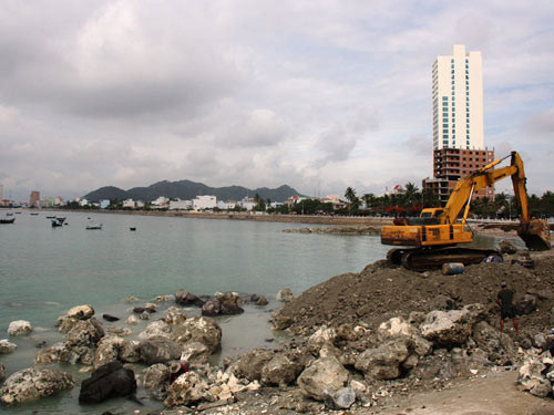Khu vực biển Hòn Một đang bị chi nhánh Mường Thanh Nha Trang đào, lấp - Ảnh: Nguyễn Chung
