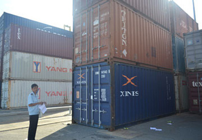 Lô hàng năm chiếc xe ô tô Lexus đang được bảo quản tại cảng Đà Nẵng, chờ điều tra. Ảnh: TT