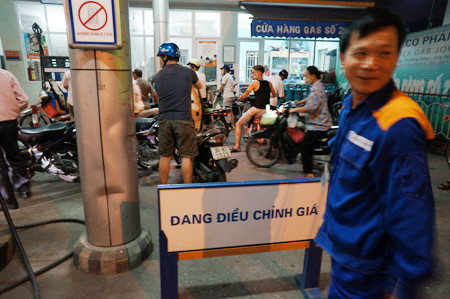 Tối qua, giá xăng đột ngột tăng hơn 400 đồng/lít. Tối qua, giá xăng đột ngột tăng hơn 400 đồng/lít.