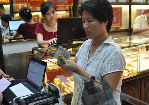 Hầu hết chuyên gia, doanh nghiệp đều tin rằng giá vàng trong nước sẽ rẻ hơn 2 đến 3 triệu đồng so với hiện nay sau thời điểm 30/6. Ảnh: Anh Quân Hầu hết chuyên gia, doanh nghiệp đều tin rằng giá vàng trong nước sẽ rẻ hơn 2 đến 3 triệu đồng so với hiện nay sau thời điểm 30/6. Ảnh: Anh Quân