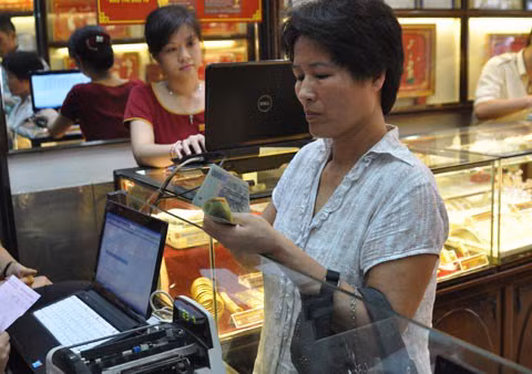 Hầu hết chuyên gia, doanh nghiệp đều tin rằng giá vàng trong nước sẽ rẻ hơn 2 đến 3 triệu đồng so với hiện nay sau thời điểm 30/6. Ảnh: Anh Quân