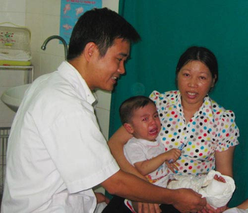 ThS.BS. Vũ Trung Trực thăm khám lại cho bé Đ. 1 tháng sau khi phẫu thuật.