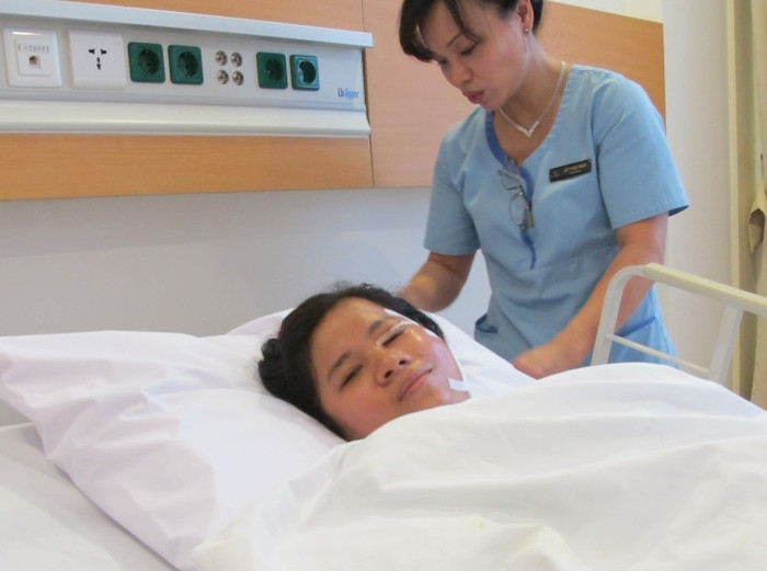 Sau ca phẫu thuật được các bác sĩ Bệnh viện Đa khoa Quốc tế Vinmec cùng đoàn chuyên gia phẫu thuật Hoa Kỳ thực hiện, lần đầu tiên, Thảo có thể khép được đôi mắt để có những đêm ngủ bình yên và thị lực tốt. Sau ca phẫu thuật được các bác sĩ Bệnh viện Đa khoa Quốc tế Vinmec cùng đoàn chuyên gia phẫu thuật Hoa Kỳ thực hiện, lần đầu tiên, Thảo có thể khép được đôi mắt để có những đêm ngủ bình yên và thị lực tốt.