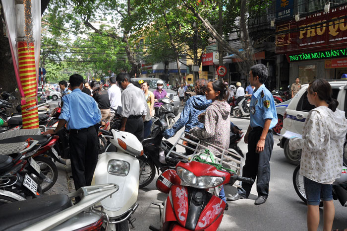 Người dân Hà Nội đổ xô mua vàng trên phố Trần Nhân Tông sáng ngày 27/6. Người dân Hà Nội đổ xô mua vàng trên phố Trần Nhân Tông sáng ngày 27/6.
