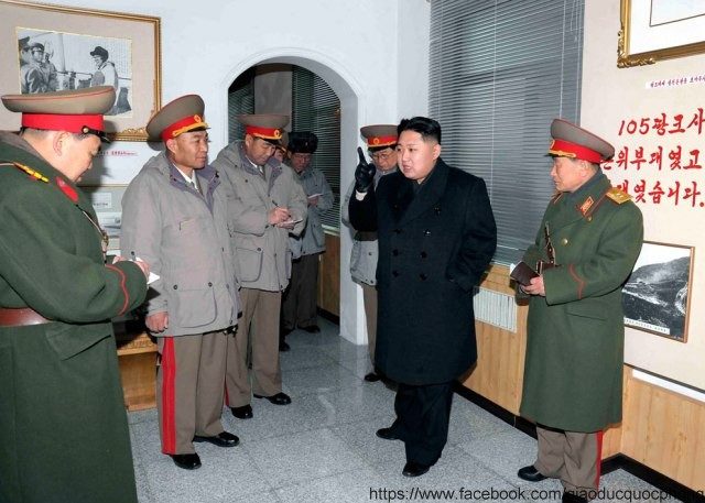 Thời gian gần đây Kim Jong Un liên tục đi thăm các đơn vị quân đội, đặc biệt sau khi Chủ tịch Kim Jong Il – cha ông qua đời. Thời gian gần đây Kim Jong Un liên tục đi thăm các đơn vị quân đội, đặc biệt sau khi Chủ tịch Kim Jong Il – cha ông qua đời.