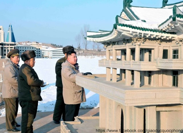 Thời gian gần đây Kim Jong Un liên tục đi thăm các đơn vị quân đội, đặc biệt sau khi Chủ tịch Kim Jong Il – cha ông qua đời. Thời gian gần đây Kim Jong Un liên tục đi thăm các đơn vị quân đội, đặc biệt sau khi Chủ tịch Kim Jong Il – cha ông qua đời.