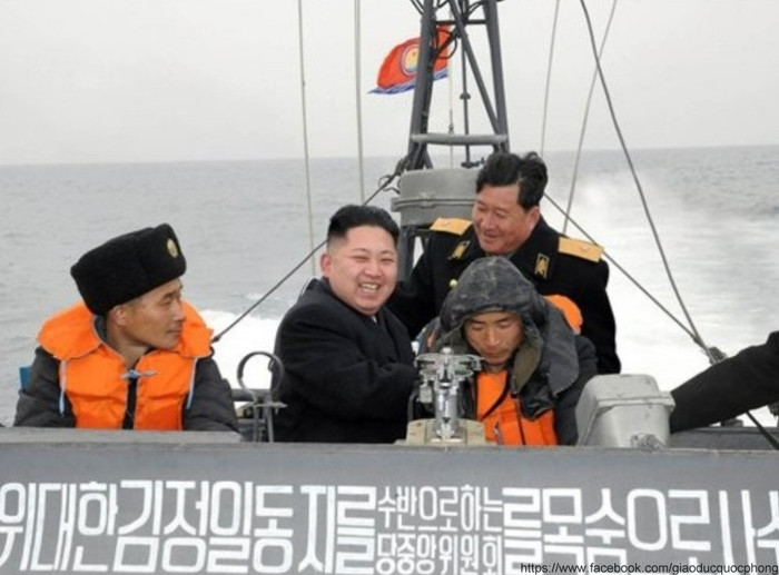 Đại tướng Kim Jong Un tiếp tục có chuyến thăm đến đơn vị hải quân số 790. Đại tướng Kim Jong Un tiếp tục có chuyến thăm đến đơn vị hải quân số 790.