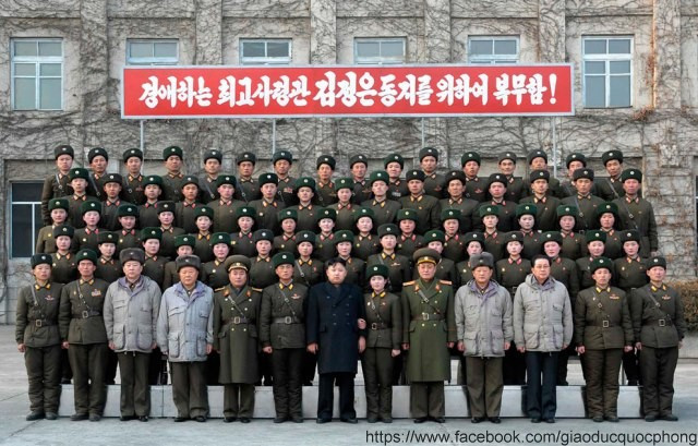 Thời gian gần đây Kim Jong Un liên tục đi thăm các đơn vị quân đội, đặc biệt sau khi Chủ tịch Kim Jong Il – cha ông qua đời. Thời gian gần đây Kim Jong Un liên tục đi thăm các đơn vị quân đội, đặc biệt sau khi Chủ tịch Kim Jong Il – cha ông qua đời.