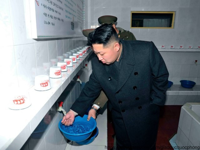 Thời gian gần đây Kim Jong Un liên tục đi thăm các đơn vị quân đội, đặc biệt sau khi Chủ tịch Kim Jong Il – cha ông qua đời. Thời gian gần đây Kim Jong Un liên tục đi thăm các đơn vị quân đội, đặc biệt sau khi Chủ tịch Kim Jong Il – cha ông qua đời.