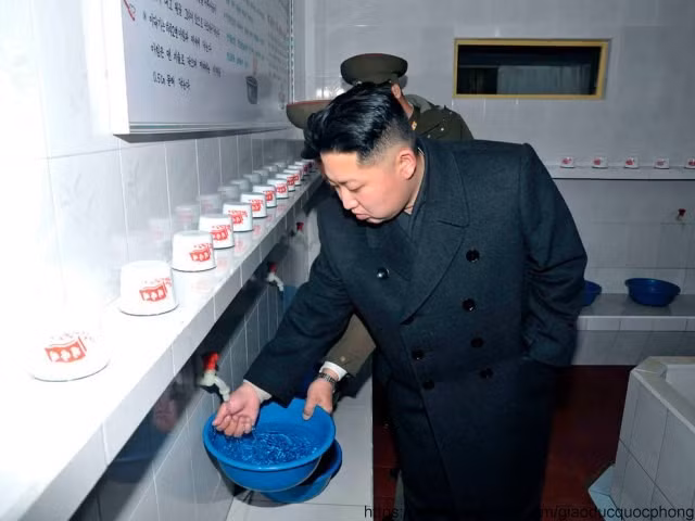 Thời gian gần đây Kim Jong Un liên tục đi thăm các đơn vị quân đội, đặc biệt sau khi Chủ tịch Kim Jong Il – cha ông qua đời.