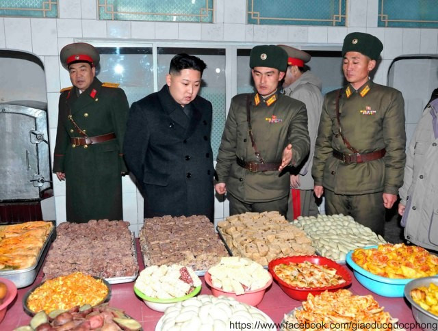 Thời gian gần đây Kim Jong Un liên tục đi thăm các đơn vị quân đội, đặc biệt sau khi Chủ tịch Kim Jong Il – cha ông qua đời. Thời gian gần đây Kim Jong Un liên tục đi thăm các đơn vị quân đội, đặc biệt sau khi Chủ tịch Kim Jong Il – cha ông qua đời.