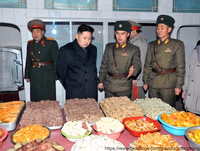 Thời gian gần đây Kim Jong Un liên tục đi thăm các đơn vị quân đội, đặc biệt sau khi Chủ tịch Kim Jong Il – cha ông qua đời.