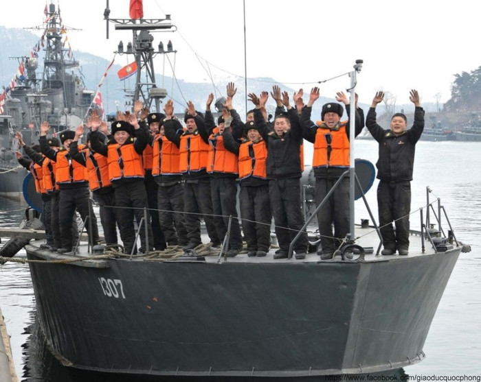 Đại tướng Kim Jong Un tiếp tục có chuyến thăm đến đơn vị hải quân số 790. Đại tướng Kim Jong Un tiếp tục có chuyến thăm đến đơn vị hải quân số 790.