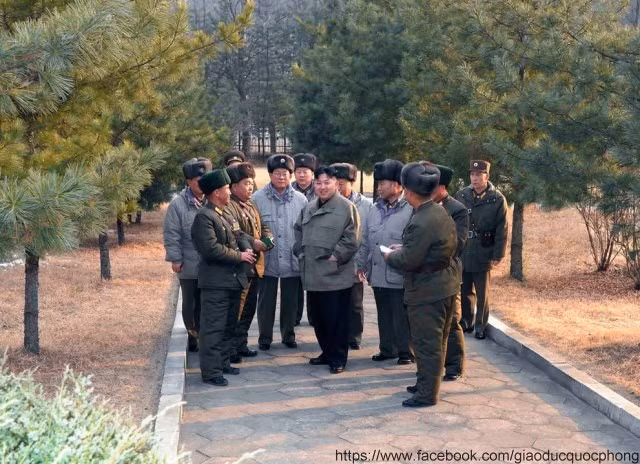 Thời gian gần đây Kim Jong Un liên tục đi thăm các đơn vị quân đội, đặc biệt sau khi Chủ tịch Kim Jong Il – cha ông qua đời.