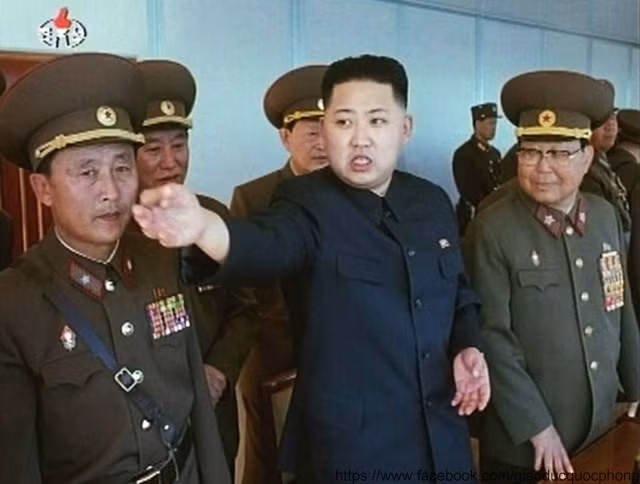 Thời gian gần đây Kim Jong Un liên tục đi thăm các đơn vị quân đội, đặc biệt sau khi Chủ tịch Kim Jong Il – cha ông qua đời.