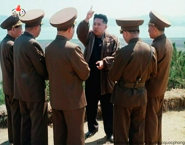 Thời gian gần đây Kim Jong Un liên tục đi thăm các đơn vị quân đội, đặc biệt sau khi Chủ tịch Kim Jong Il – cha ông qua đời. Thời gian gần đây Kim Jong Un liên tục đi thăm các đơn vị quân đội, đặc biệt sau khi Chủ tịch Kim Jong Il – cha ông qua đời.