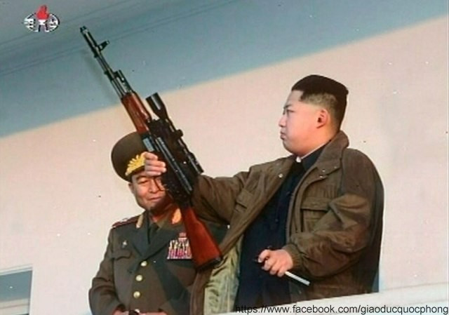 Thời gian gần đây Kim Jong Un liên tục đi thăm các đơn vị quân đội, đặc biệt sau khi Chủ tịch Kim Jong Il – cha ông qua đời. Thời gian gần đây Kim Jong Un liên tục đi thăm các đơn vị quân đội, đặc biệt sau khi Chủ tịch Kim Jong Il – cha ông qua đời.