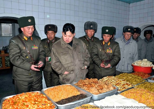 Thời gian gần đây Kim Jong Un liên tục đi thăm các đơn vị quân đội, đặc biệt sau khi Chủ tịch Kim Jong Il – cha ông qua đời. Thời gian gần đây Kim Jong Un liên tục đi thăm các đơn vị quân đội, đặc biệt sau khi Chủ tịch Kim Jong Il – cha ông qua đời.