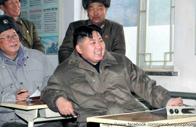 Thời gian gần đây Kim Jong Un liên tục đi thăm các đơn vị quân đội, đặc biệt sau khi Chủ tịch Kim Jong Il – cha ông qua đời. Thời gian gần đây Kim Jong Un liên tục đi thăm các đơn vị quân đội, đặc biệt sau khi Chủ tịch Kim Jong Il – cha ông qua đời.