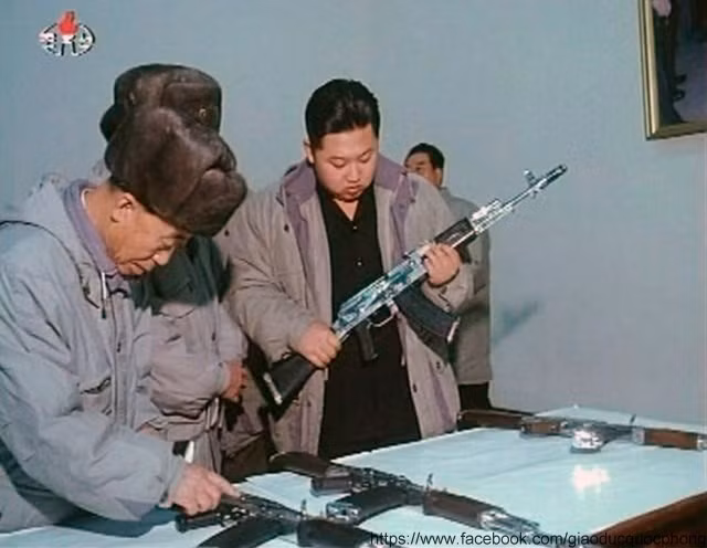 Thời gian gần đây Kim Jong Un liên tục đi thăm các đơn vị quân đội, đặc biệt sau khi Chủ tịch Kim Jong Il – cha ông qua đời.