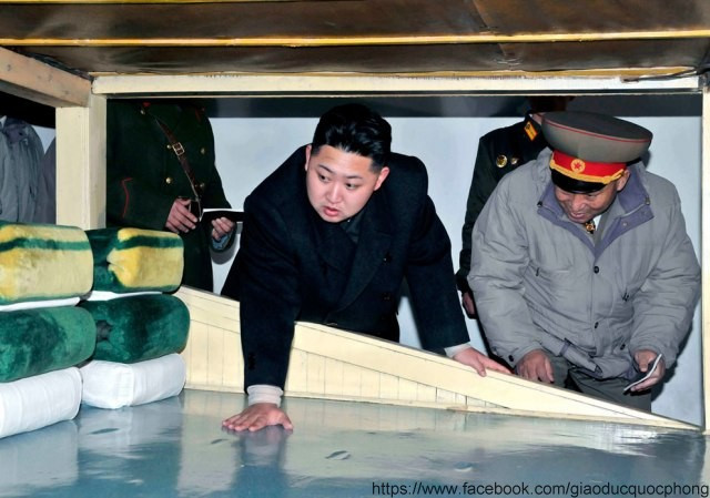 Thời gian gần đây Kim Jong Un liên tục đi thăm các đơn vị quân đội, đặc biệt sau khi Chủ tịch Kim Jong Il – cha ông qua đời. Thời gian gần đây Kim Jong Un liên tục đi thăm các đơn vị quân đội, đặc biệt sau khi Chủ tịch Kim Jong Il – cha ông qua đời.