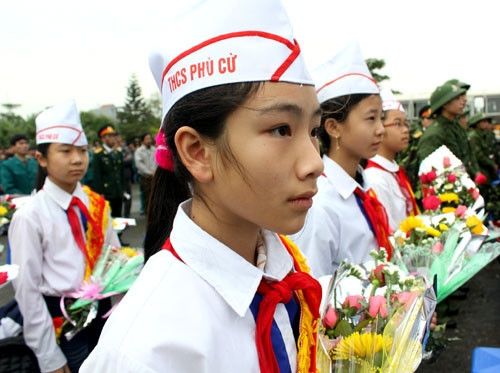 Các cháu thiếu nhi của huyện Phù Cừ, Hưng Yên, đến tặng hoa và tiễn các tân binh về đơn vị mớ