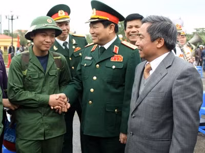 Thượng tướng Ngô Xuân Lịch động viên tân binh trước giờ lên đường về đơn vị mới